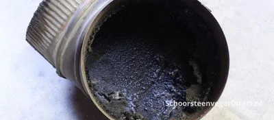 Creosoot verwijderd uit rookkanaal