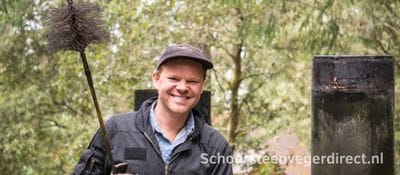 Schoorsteenveger Joost in Winschoten aan het werk