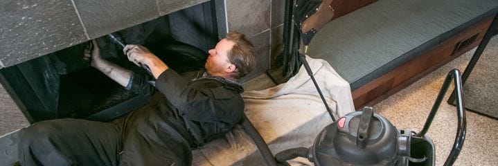 Schoorsteenvegen van onderuit binnenuit